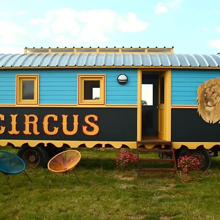 La Roulotte Circus Des Grillots *