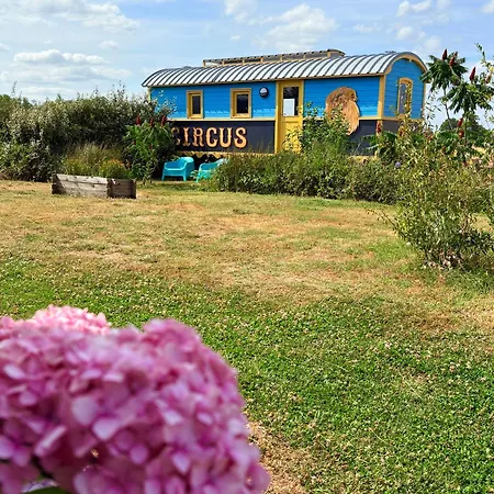 Campingplatz La Roulotte Circus Des Grillots *
