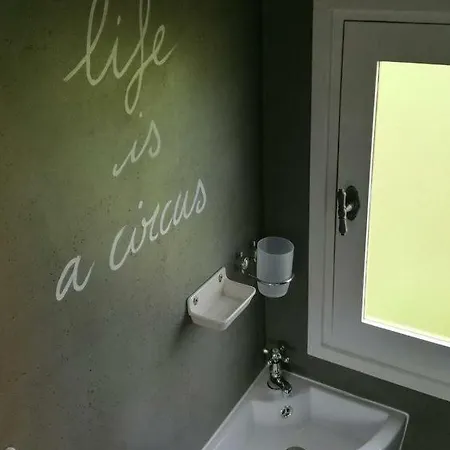 La Roulotte Circus Des Grillots Campsite *