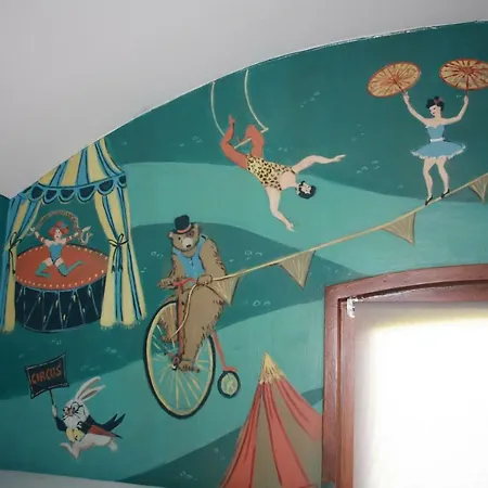 Kemp La Roulotte Circus Des Grillots *